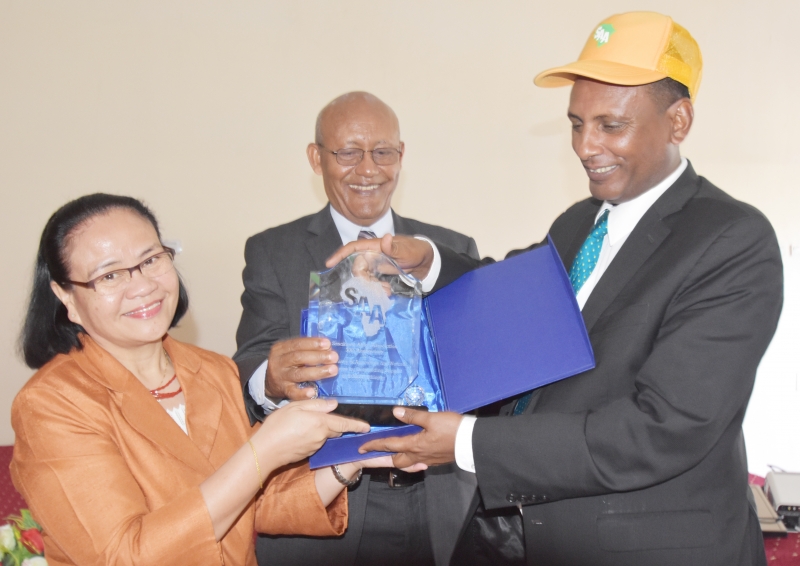 Engr. Leony Halos-Kim, SAA`s Postharvest & Agro-Processing Director presenting award to H.E. Dr. Eyasu Abraha, Minister of Agriculture & Natural Resources for the ministry`s "outstanding support to SG-2000 Ethiopia"