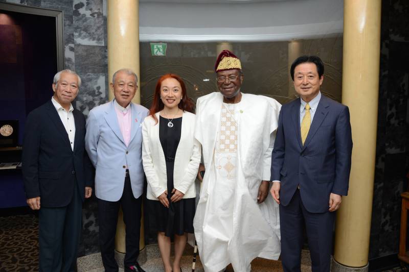 ［From left] Mr. Mori (Executive Director of The Nippon Foundation), Mr. Sasakawa (Chairman of  The Nippon Foundation ), Ms. Iseki (Executive Director of SAA), H.E. Mr. Soglo (former President of Benin) and Mr. Yoshimasa Kanayama (President of SAA) 