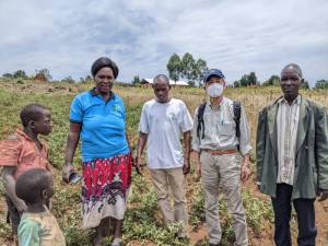 Aisha Nakibule, the woman Leader of Nkobazambogo farmers group, and SAA President Dr. Kitanaka