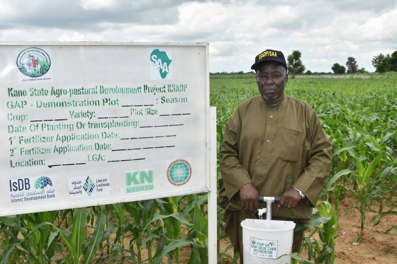SAA-Nigeria beneficiary farmer, Adamu Muhammed Hotoro poses with a USG Fertilizer applicator on his Maize adopter plot in Kano State, Nigeria.