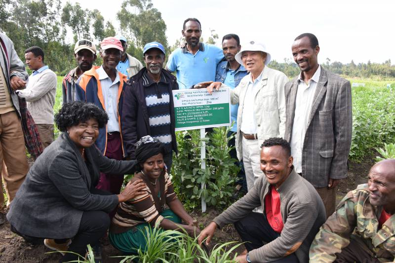 A group photo with farmers practices Regenerative Agriculture