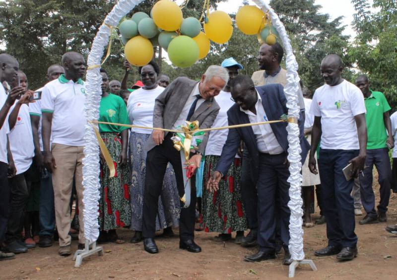 His Excellency Fukazawa Hidemoto, Ambassador of Japan, cutting the ribbon at the inauguration of the Bala Women and Youth Cooperative