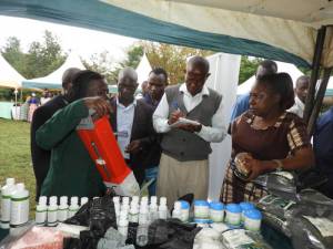 Thierty explains to farmers how the jab planter is used.