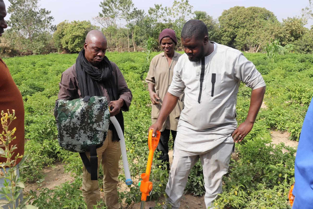 The RA team demonstrates to farmers how to properly use fertilizer applicators as part of the regenerative agriculture program.