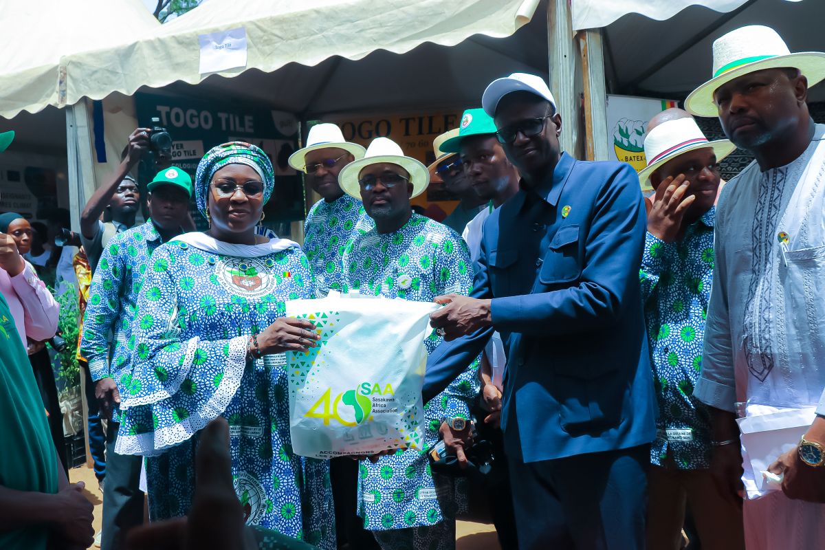 Visit of the Minister of Environment to the Sasakawa Africa Association stand.