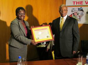 ウガンダのアママ・ンババジ首相から、笹川グローバル2000ウガンダ事務所長のロザリン・ニャムタレに賞状が手渡されました