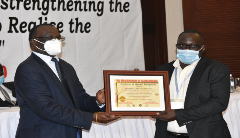 SAAウガンダ事務所副カントリーディレクターのBbemba P. Josephが賞を受け取りました。