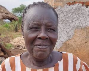 クワニア県の農村でトウモロコシの脱穀サービスを提供するヘレン・エドウェさん
