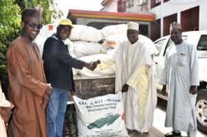 ホスト農家へ農業資材パッケージを手渡すSAAナイジェリア事務所長