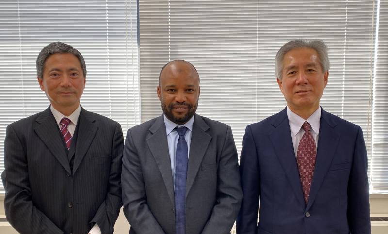 署名式にて。松田 民間援助連携室長(左)、アミーヌ・アブバカナイジェリア大使館一等書記官(中央)、北中(右)