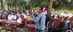 ケレキチョ地区のNSAモデル村設立記念イベントで挨拶を行う女性