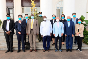 ムセベニ大統領(中央)、笹川会長(右から3人目)、アミット会長(右から2人目)、エンテベの大統領官邸にて