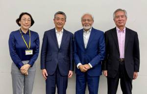 左から睦好事務局長、鈴木理事長、アミット会長、北中顧問