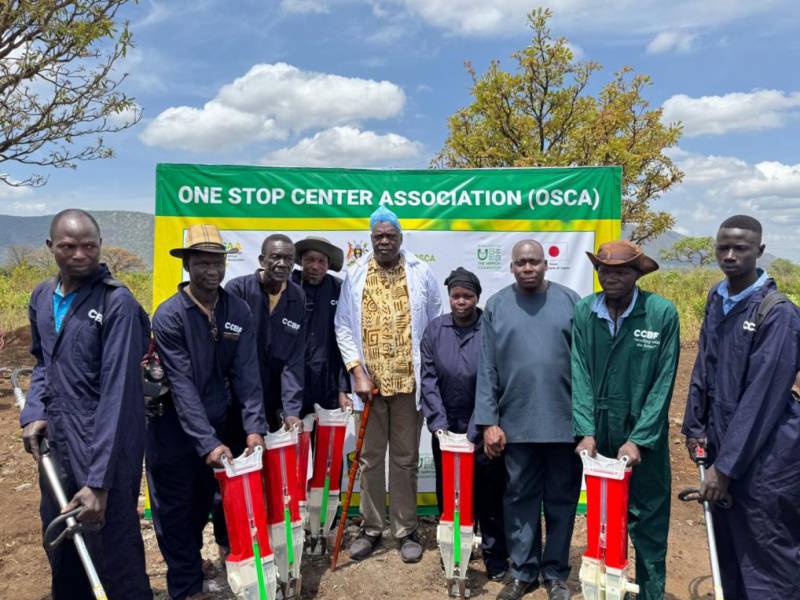 ピーター・テコ・ロケリスカラモジャ地域担当大臣とビジネス型コミュニティ普及員（OSCA開所式）（