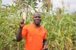 RA技術で育てたトウモロコシを掲げるボニーさん