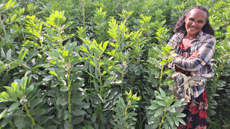 自身の圃場で笑顔を見せるタデレク・アドゥラさん