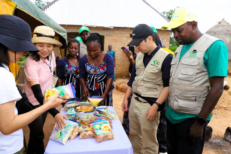 ナイジェリア国べヌエ州の女性農家グループの農産物加工品を確認するSAAスタッフ