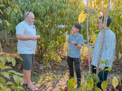坂ノ途中の出張で訪問したフィジーのパートナーとコーヒー農園にて